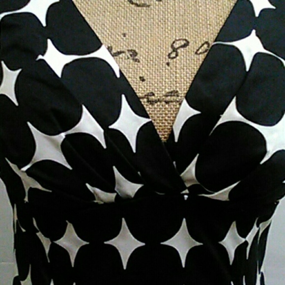 Black and white v-neck geometric pattern dress - Picture 2 of 8
